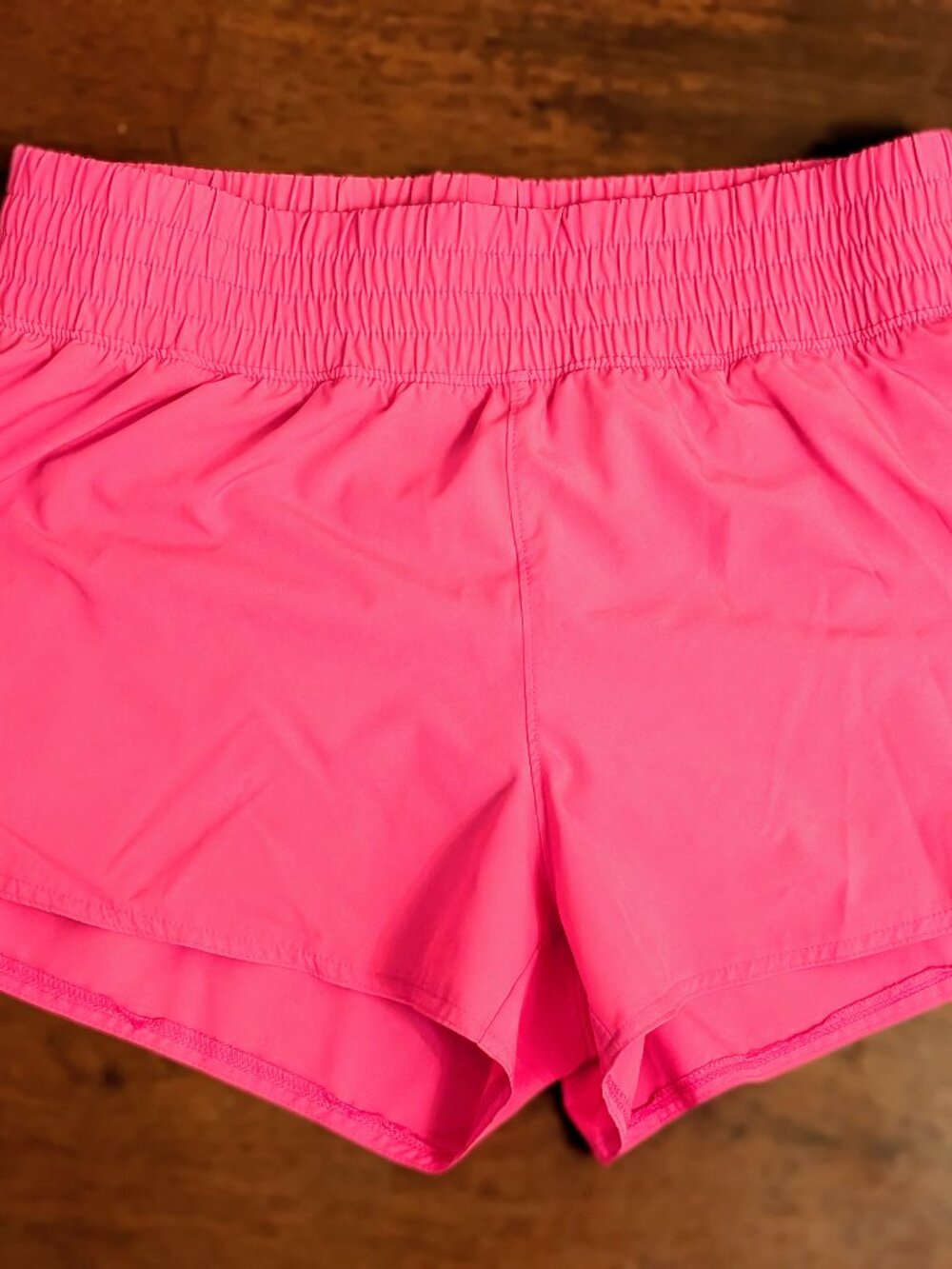 GAP Fit Mid-Rise Runaround Shorts, M, bright pink